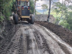 Santa Rosa de Cabal avanza en el mejoramiento de sus vías rurales con maquinaria departamental