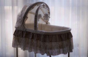 Investigan extraña muerte de un bebé