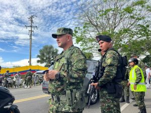 Ejército Nacional despliega en el Eje Cafetero la campaña «Viaje Seguro, su Ejército está en la vía» durante Semana Santa