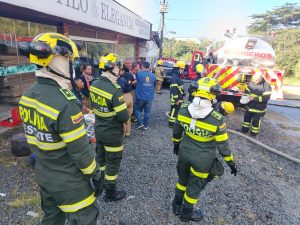 Incendio en bodegas obliga al cierre de la variante La Romelia – El Pollo