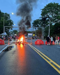 Bloqueos en La Pintada afectan la movilidad entre el Eje Cafetero y Antioquia: Comunidad exige soluciones viales