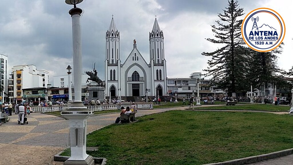 Vista real del centro y la iglesia principal de Santa Rosa de Cabal